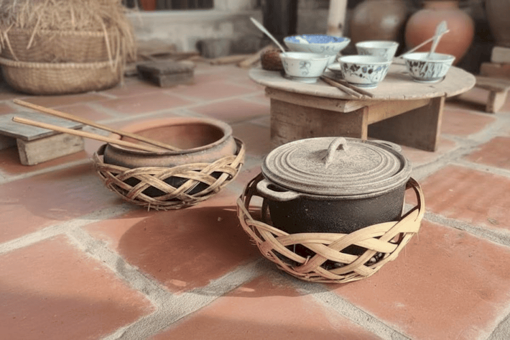 Vật dụng b&aacute;t, nồi được sử dụng trong gia đ&igrave;nh xưa